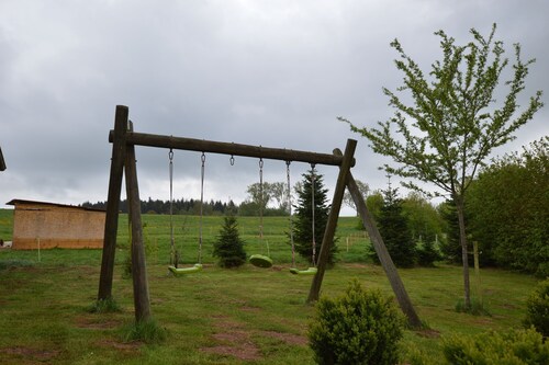 Moderni kalustettu loma-asunto upealla näköalalla. 