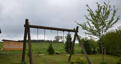 Moderni kalustettu loma-asunto upealla näköalalla.