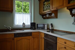 Een koelkast, een magnetron, een oven, een kookplaat