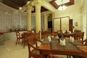 Se sirven desayunos, almuerzos, cenas y cocina indonesia 