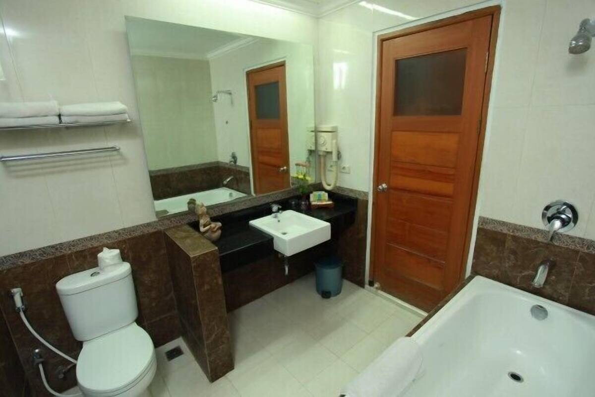 A bathroom with a toilet, sink, and bathtub.