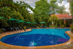 Outdoor pool, open 9 AM to 8 PM, pool loungers - Silk D'angkor Residence (Siem Reap)