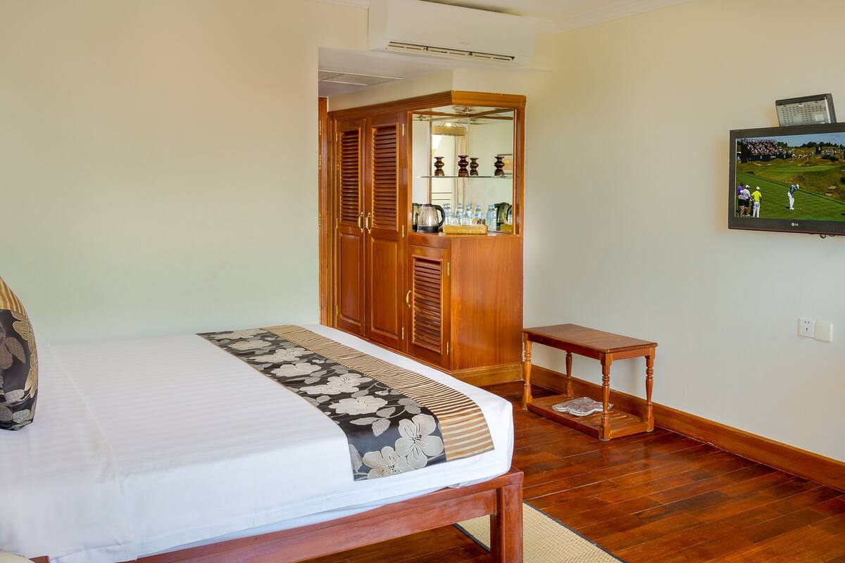 Basic Single Room | Minibar, in-room safe, desk, laptop workspace