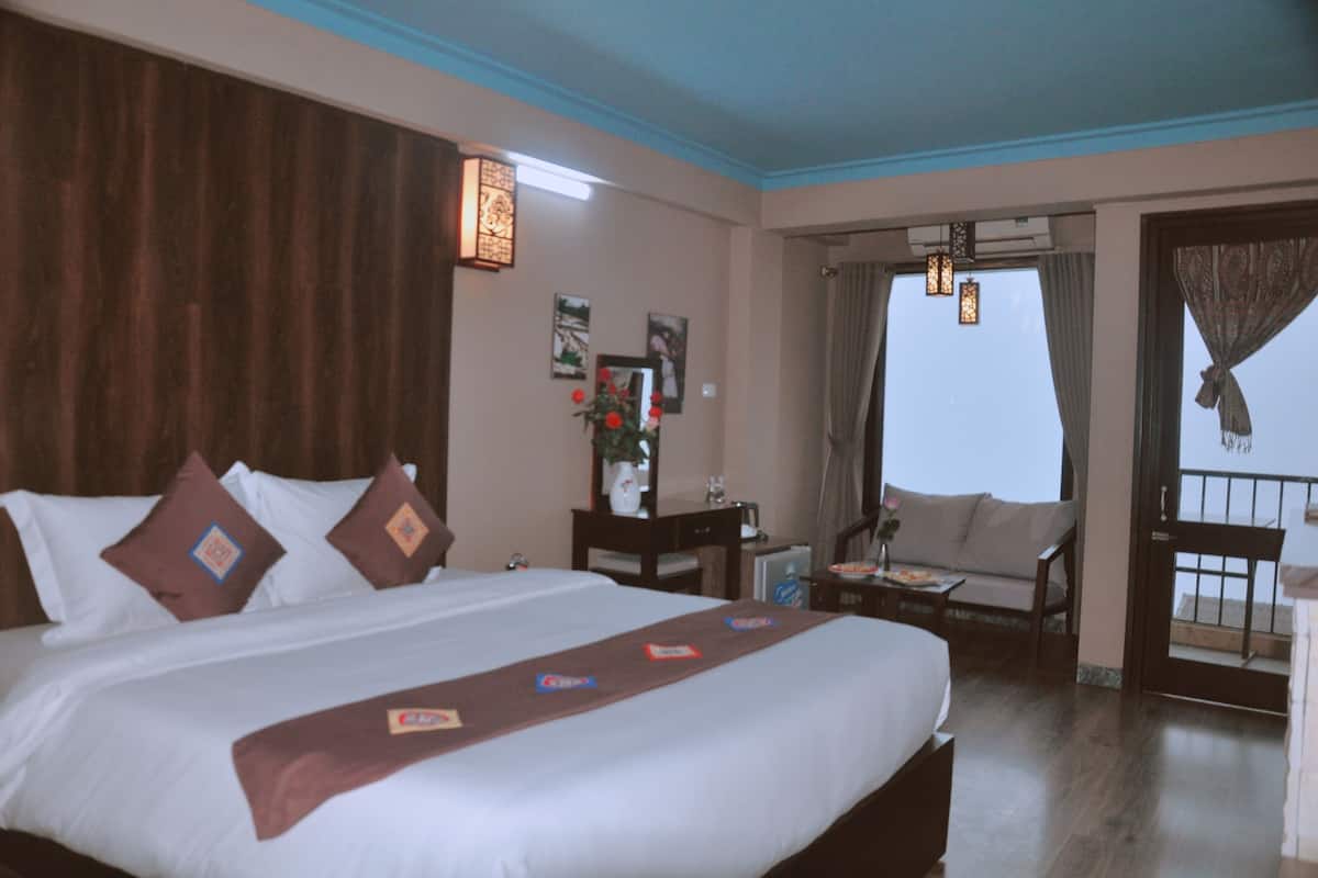 Desk, blackout curtains, free WiFi, bed sheets