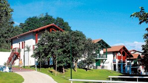Asuinalue, jossa on taloja, kävelyreitti ja viheralueita.