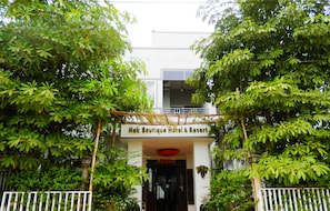 The entrance of Hak Boutique Hotel & Resort surrounded by lush greenery. - Hak Boutique Hotel & Resort (Siem Reap)