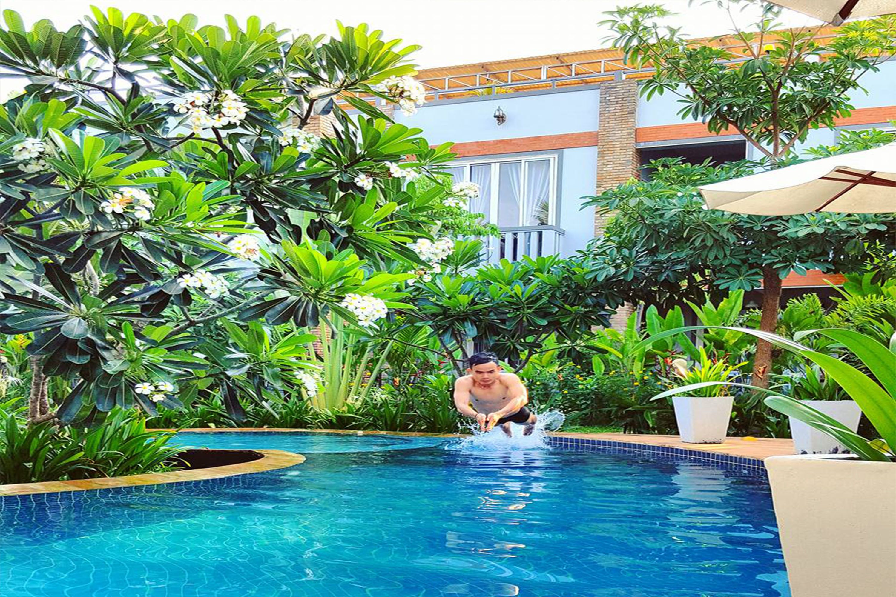 outdoor pool, pool loungers