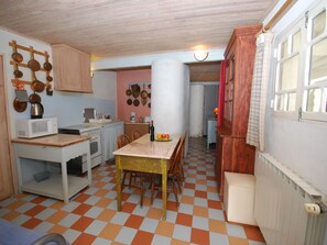 Fridge, microwave, oven, stovetop - Vintage Farmhouse in Soudos Lisbon with pool (Soudos)