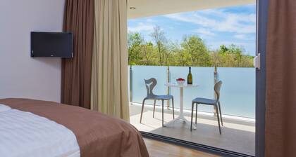 Alpeilla, rauhallisella asuinalueella, vain 400 metrin päässä merest��