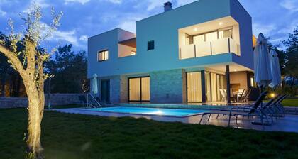 Alpeilla, rauhallisella asuinalueella, vain 400 metrin päässä merest��