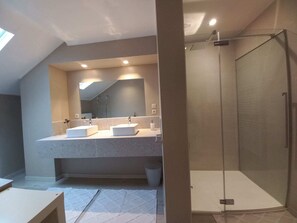 Douche, serviettes fournies