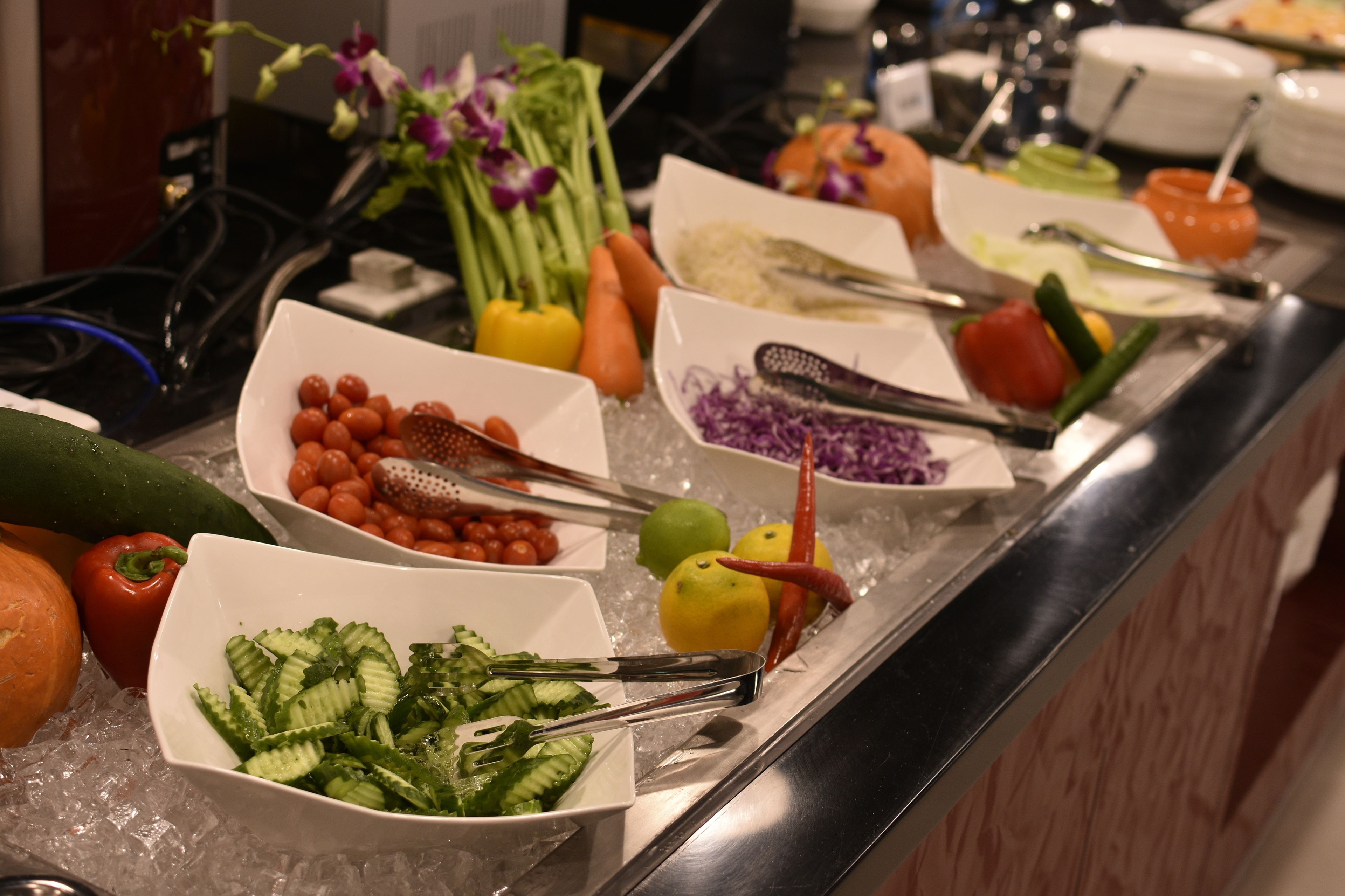 Un aparador amb diversos aliments i utensilis sobre un plat.