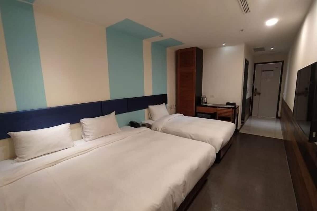 Cubrecamas, escritorio y espacio para trabajar con laptop