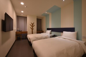 Down comforters, desk, laptop workspace, blackout drapes - Hotel J Taoyuan (Taoyuan City)