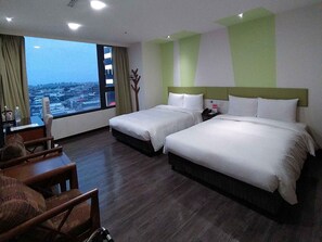A hotel room with two beds, a desk, a chair, and a large window offering a city view. - Hotel J Taoyuan (Taoyuan City)