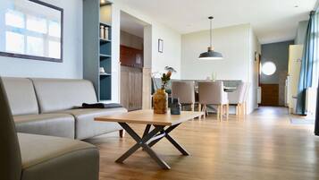 Een televisie en een tafeltennistafel