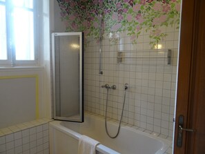 Een bad/douchecombinatie, een bidet