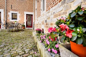 Outdoor dining - Pleasing Holiday Home in Richelle with Garden, Terrace, BBQ (Richelle)