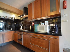 Fridge, microwave, oven, stovetop - Beautiful farmhouse in Wapse with fenced garden (Wapse)