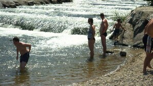 Un río con gente de pie en el agua.