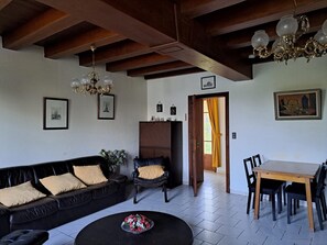 Télévision, cheminée, lecteur de DVD