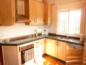 Fridge, microwave, oven, stovetop - Holiday Home in Canillas near Beach (Canillas de Aceituno)