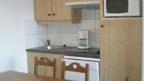 Kaffetrakter/tekoker, kjøleskap, mikrobølgeovn og kokeplater