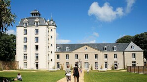 A large, historic building with multiple windows and a central courtyard. - Cozy Brittany Escape (Erdeven)