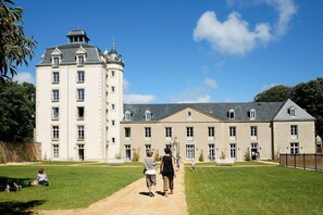 Ein großes, historisches Gebäude mit zahlreichen Fenstern und einem zentralen Innenhof.