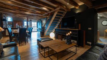 Télévision, cheminée, lecteur de DVD, baby-foot