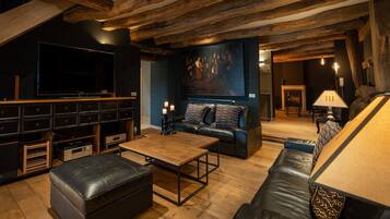 Télévision, cheminée, lecteur de DVD, baby-foot