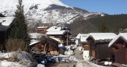 Chalet in Wiler nahe Skilift & Aussicht