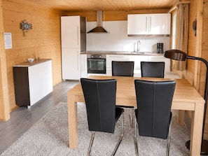 Réfrigérateur, un four, surface de cuisson, lave-vaisselle