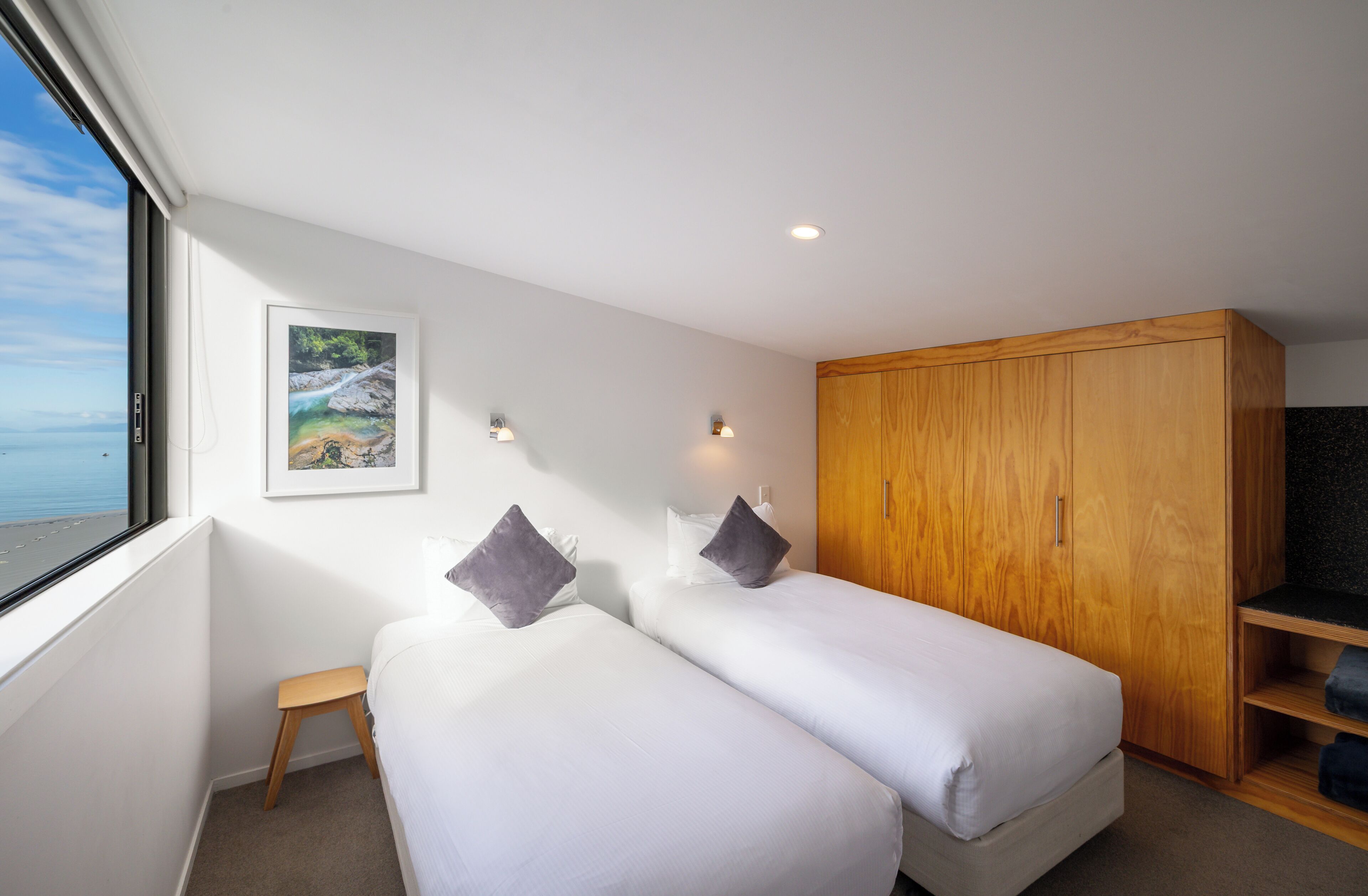 Departamento superior, 2 habitaciones, vista al mar | Espacio para trabajar con laptop y insonorización 
