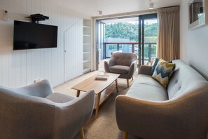 Appartement, 2 slaapkamers, gedeeltelijk uitzicht op zee | Woonkamer | Een 40-inch flatscreentelevisie met satellietzenders en televisie