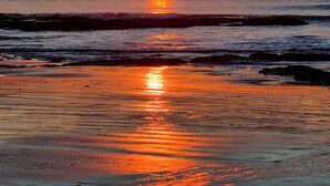 A sunset over a beach with waves reflecting the sun's light. - Poolside Haven in Salles (Salles-De-Belvès)