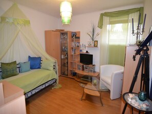 2 bedrooms, iron/ironing board, WiFi