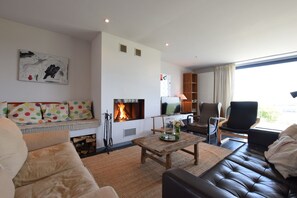 Téléviseur connecté, foyer, lecteur de DVD, table de ping-pong