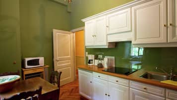 Kühlschrank, Mikrowelle, Hochstuhl