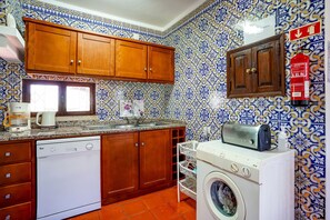 Geladeira, micro-ondas, fogão, lava-louças