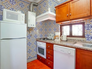 Geladeira, micro-ondas, fogão, lava-louças