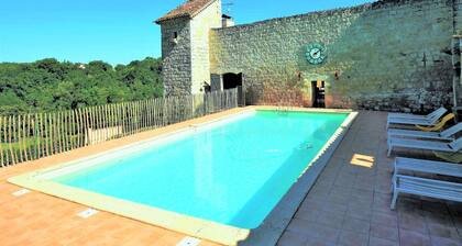 Schloss in Bon-Encontre mit Pool & Garten
