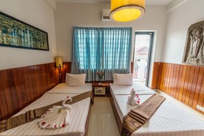 Deluxe Twin with City View Free Airport Pickup & 60 minutes full body massage - Travellerhome Angkor (Siem Reap)