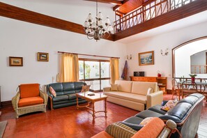 Fernseher, Kamin, DVD-Player, Stereoanlage