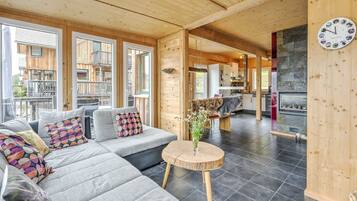 Een televisie en een open haard