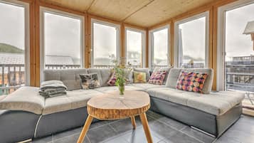 Una televisión, una chimenea