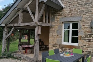 Outdoor dining - Peaceful Countryside Home (Isigny-Le-Buat)