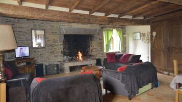 Una televisión, una chimenea, un reproductor estéreo