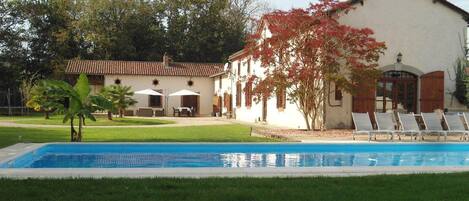 Lämmitetty uima-allas