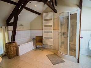Combined shower/tub - Luxurious holiday home with private pool (Buzon)